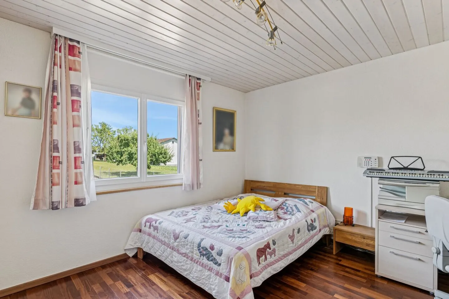 Detached villa with garage and large plot - Photo 10 of 12