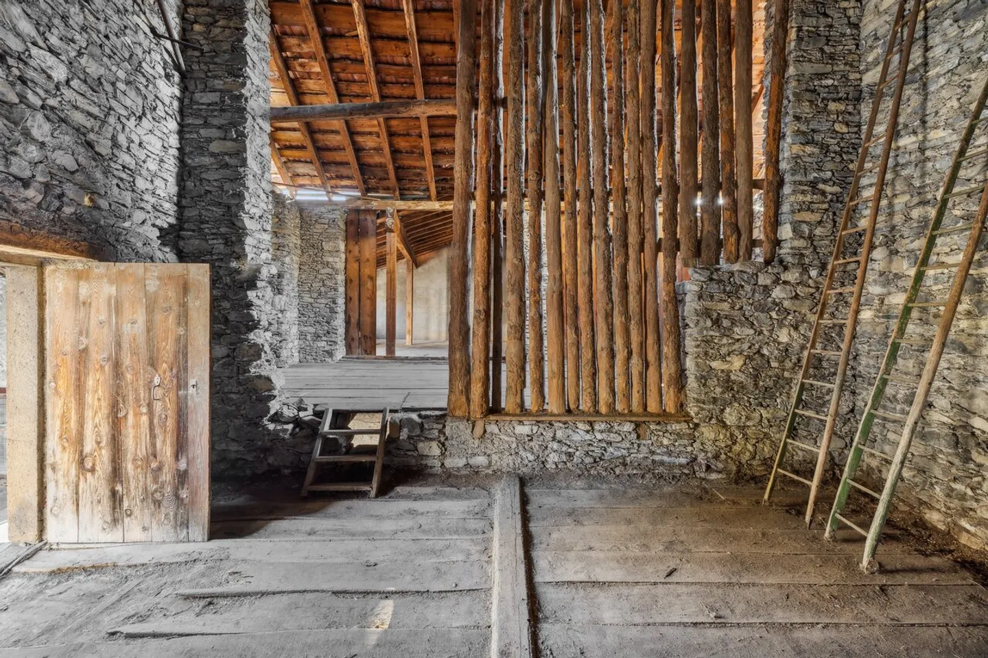 Opportunity with great potential in the center of Ardon - Photo 3 of 7