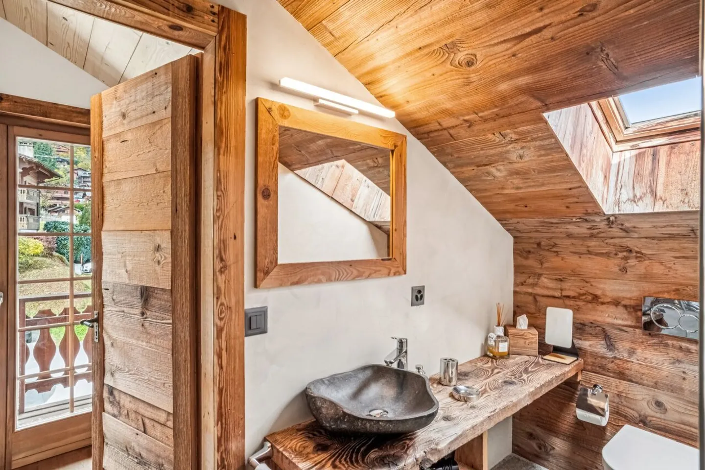 CHALET COCON - CENTRO DEL VILLAGGIO E TELECABINA - Foto 10 di 13