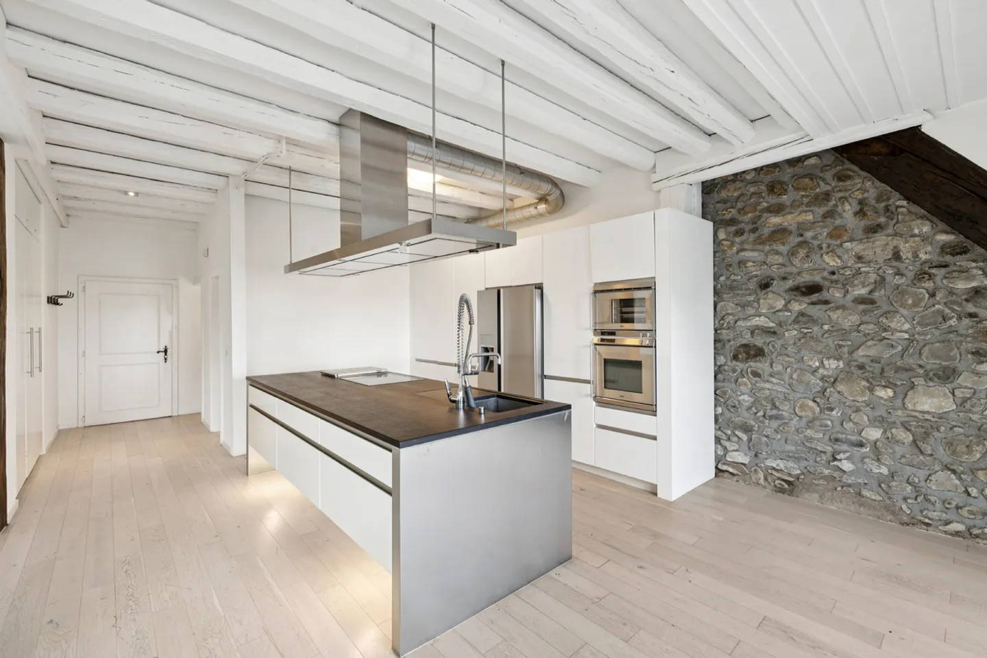 5.5 rooms in a charming small condominium 15 minutes from Lausanne - Photo 3 of 13