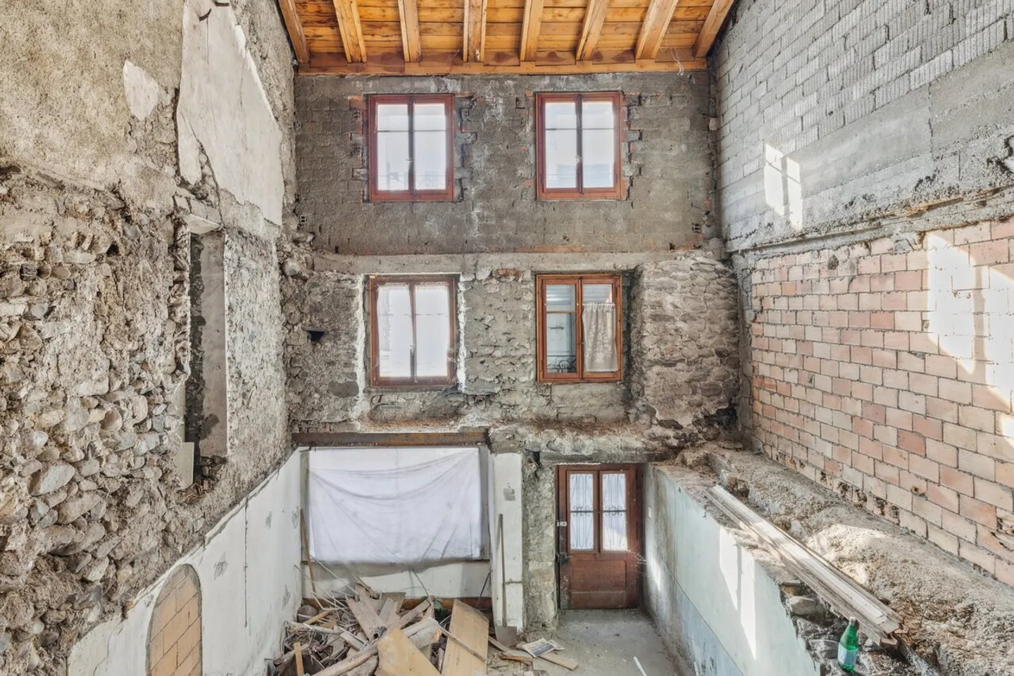 Affascinante casa di villaggio da ristrutturare. Un progetto autentico! - Foto 3 di 7