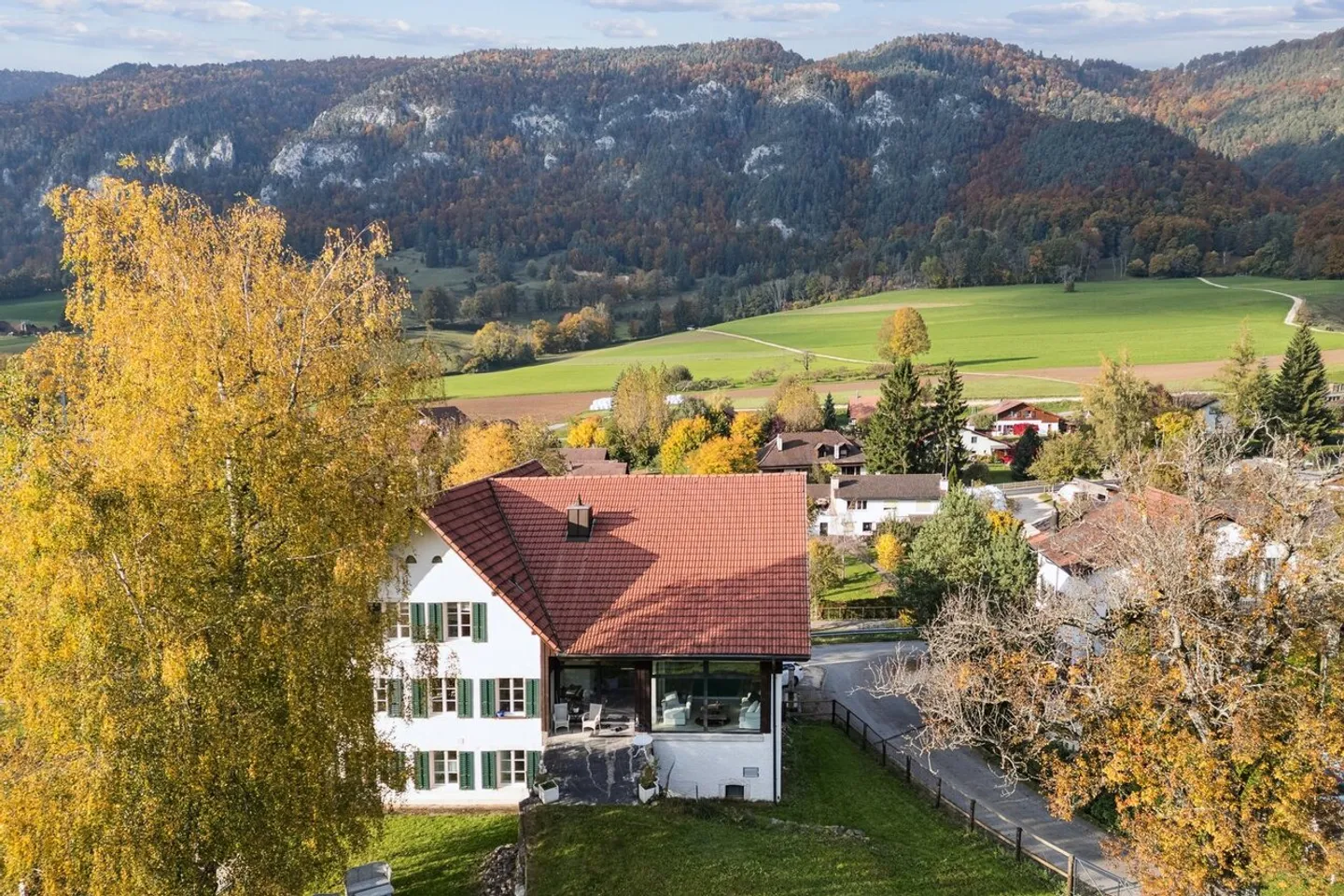 A refuge of soul and light in the heart of the Bernese Jura - Photo 2 of 13