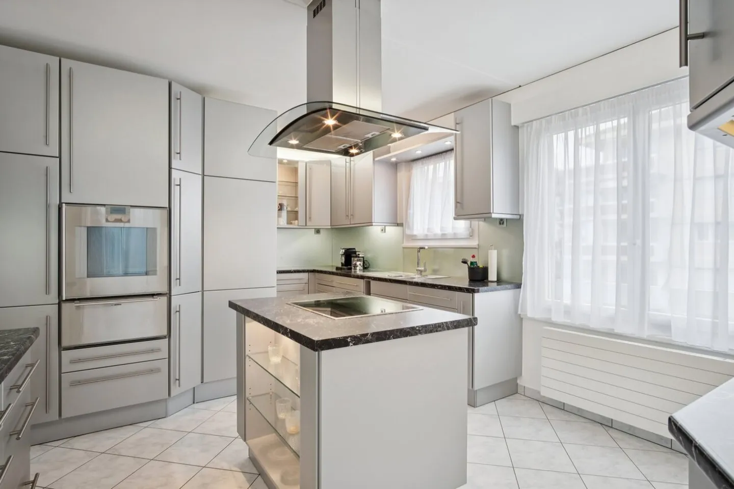 Fully Renovated 4.5 Room Apartment - Photo 2 of 13
