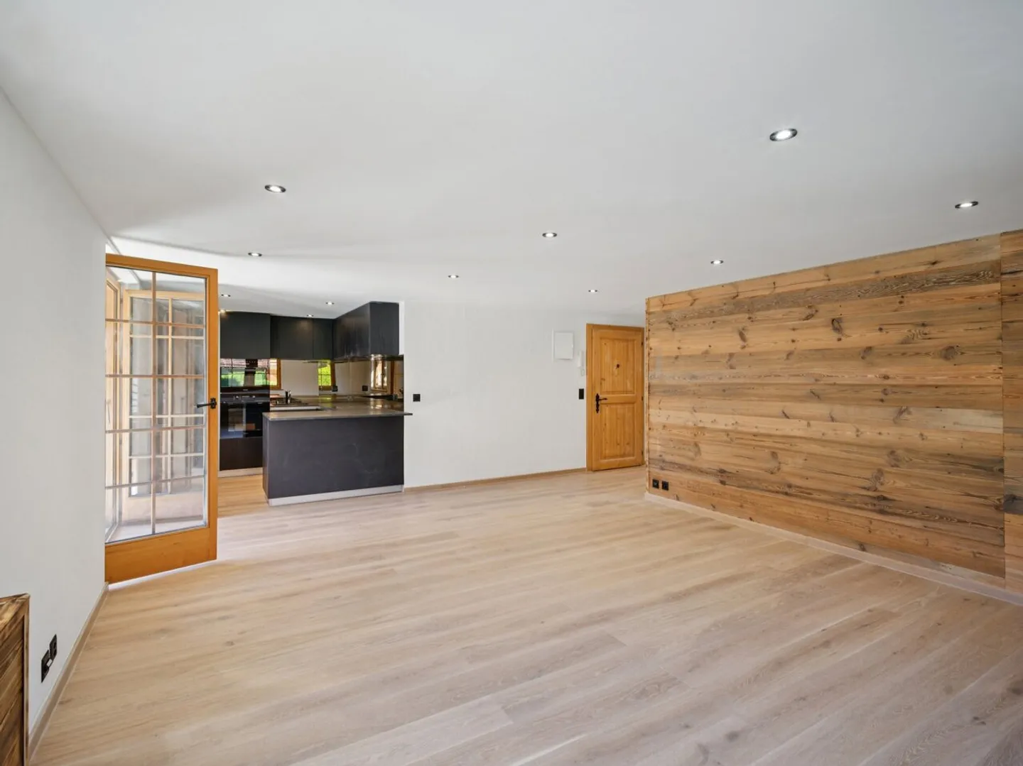 Villars centre, dans bel immeuble 3.5p luxueusement rénové, parking - Foto 2 di 13