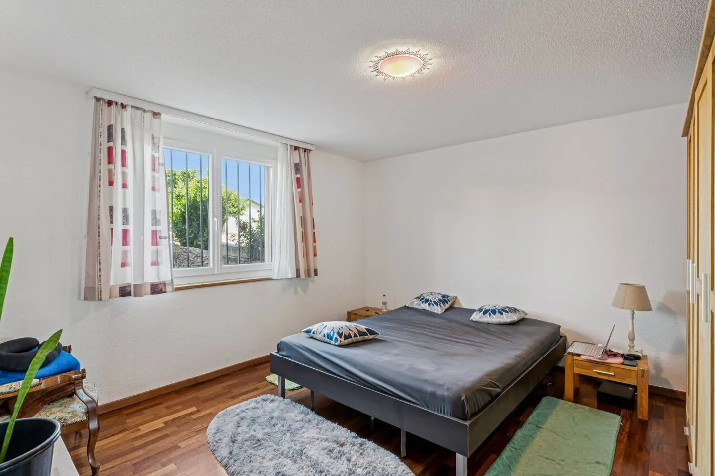 Detached villa with garage and large plot - Photo 11 of 12