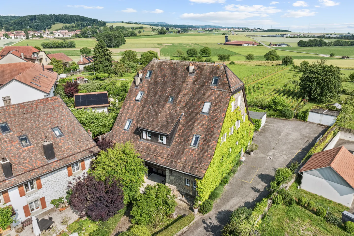 5.5 rooms in a charming small condominium 15 minutes from Lausanne - Photo 1 of 13