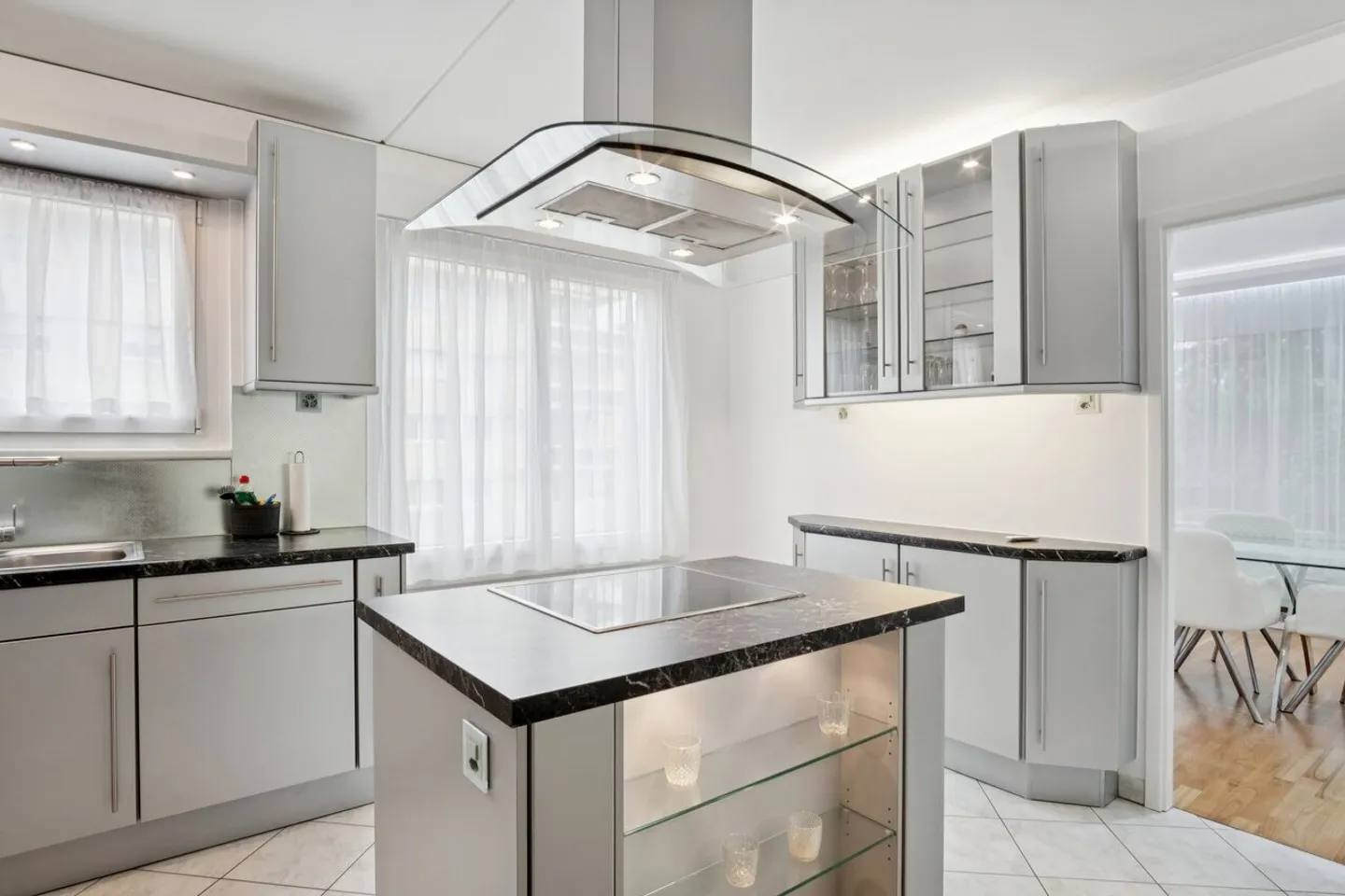 Fully Renovated 4.5 Room Apartment - Photo 4 of 13