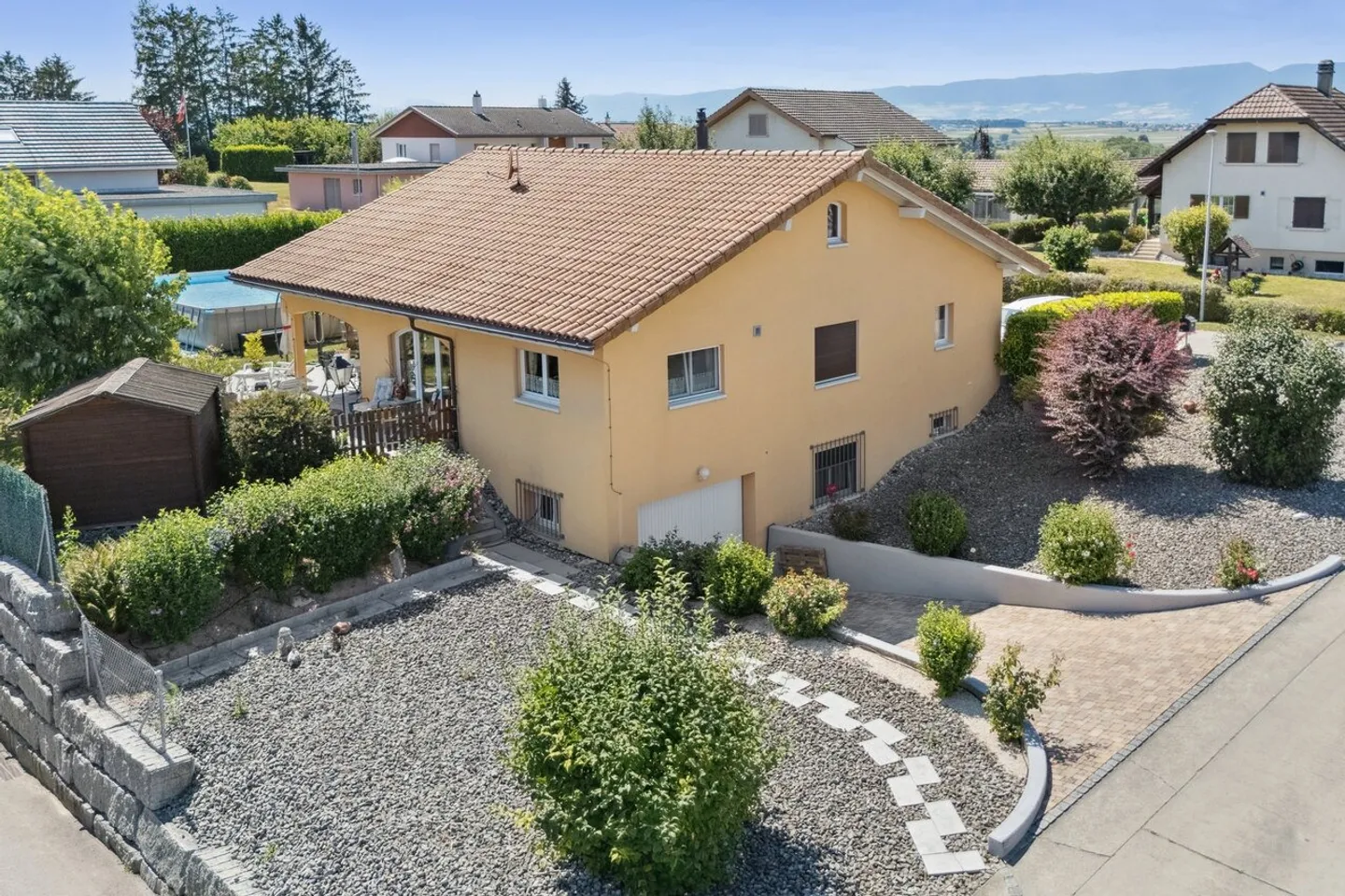 Detached villa with garage and large plot - Photo 2 of 12
