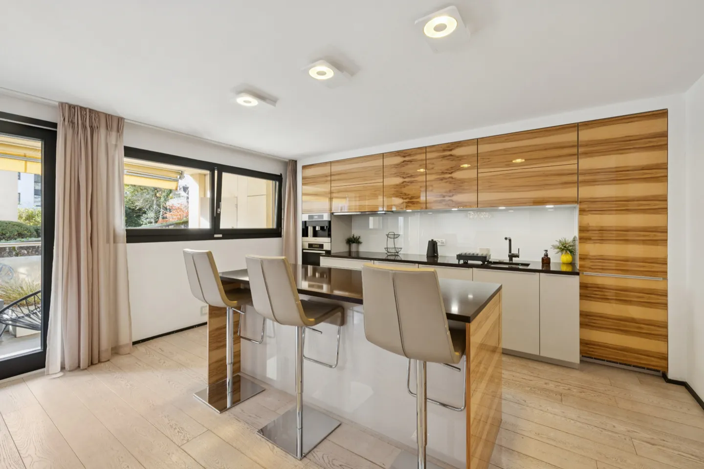 Rare appartement de standing avec terrasse-jardin, à deux pas du lac - Photo 3 sur 11