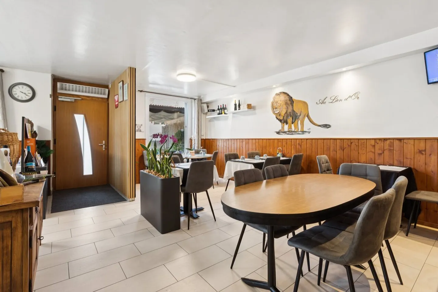 Mixed-use building with restaurant - Excellent rental potential - Photo 5 of 11