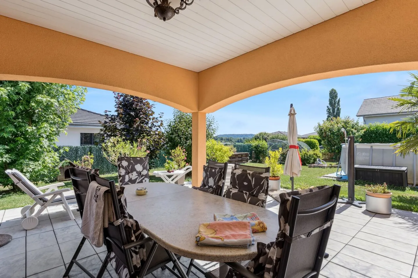Detached villa with garage and large plot - Photo 5 of 12
