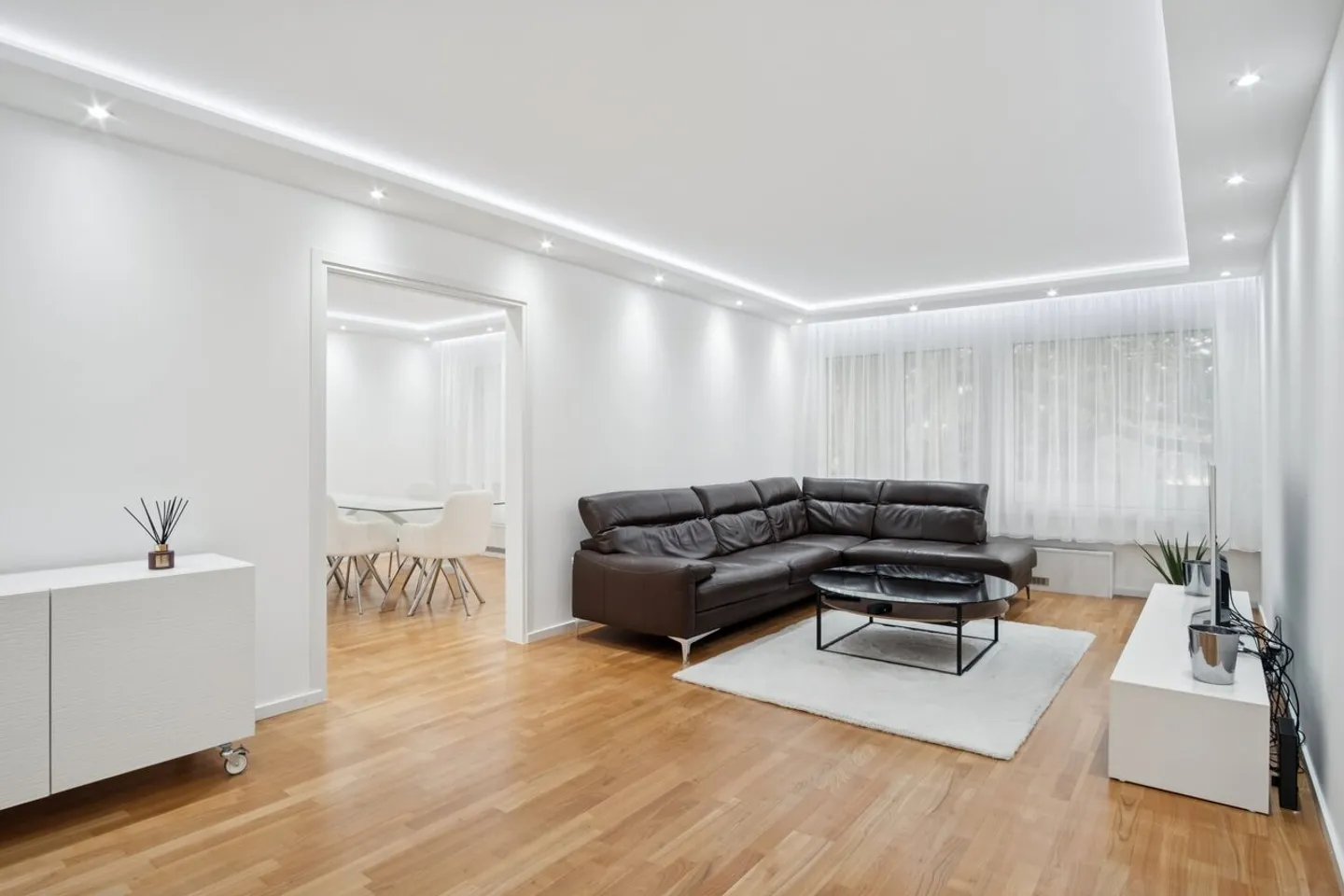 Fully Renovated 4.5 Room Apartment - Photo 1 of 13