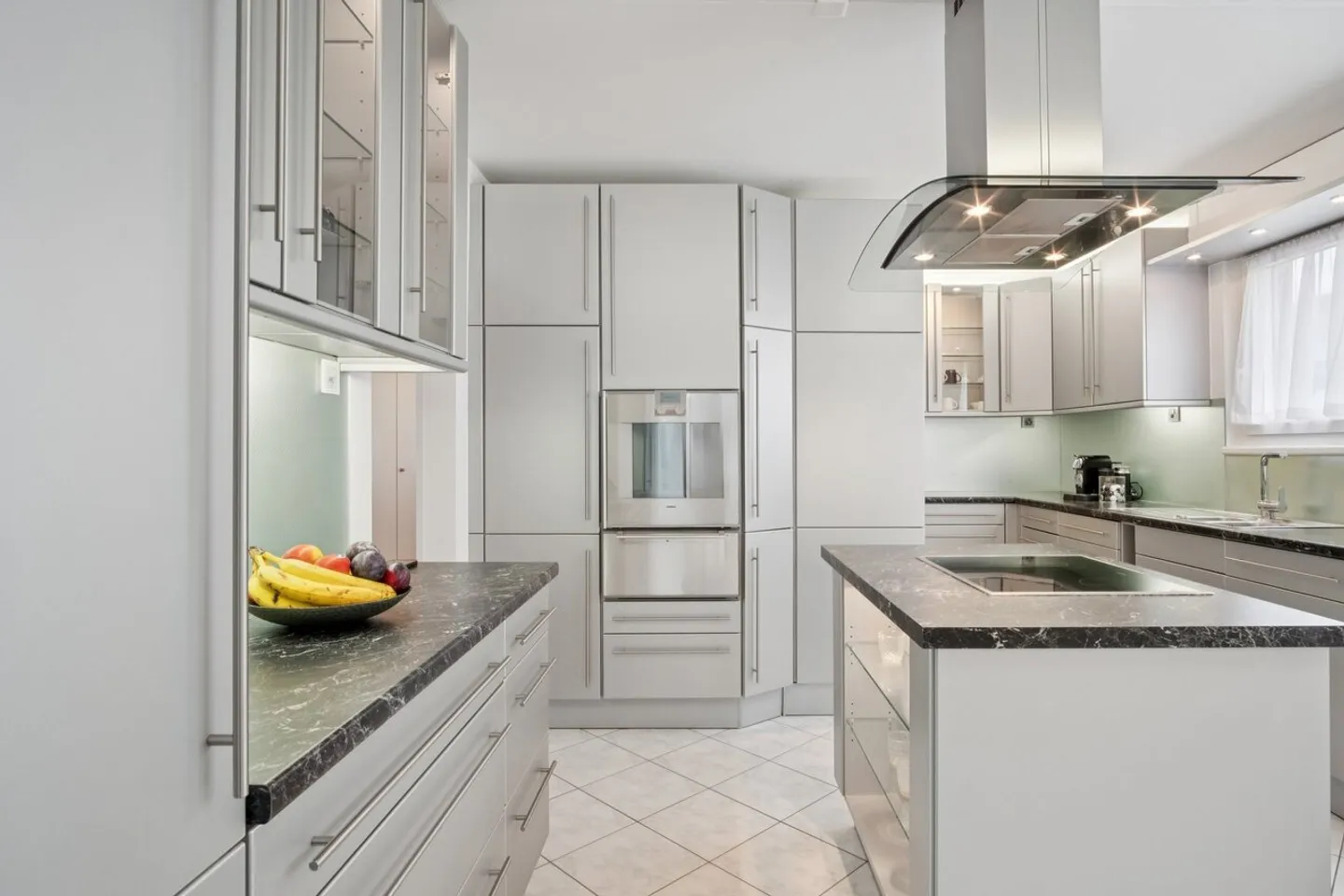 Fully Renovated 4.5 Room Apartment - Photo 3 of 13