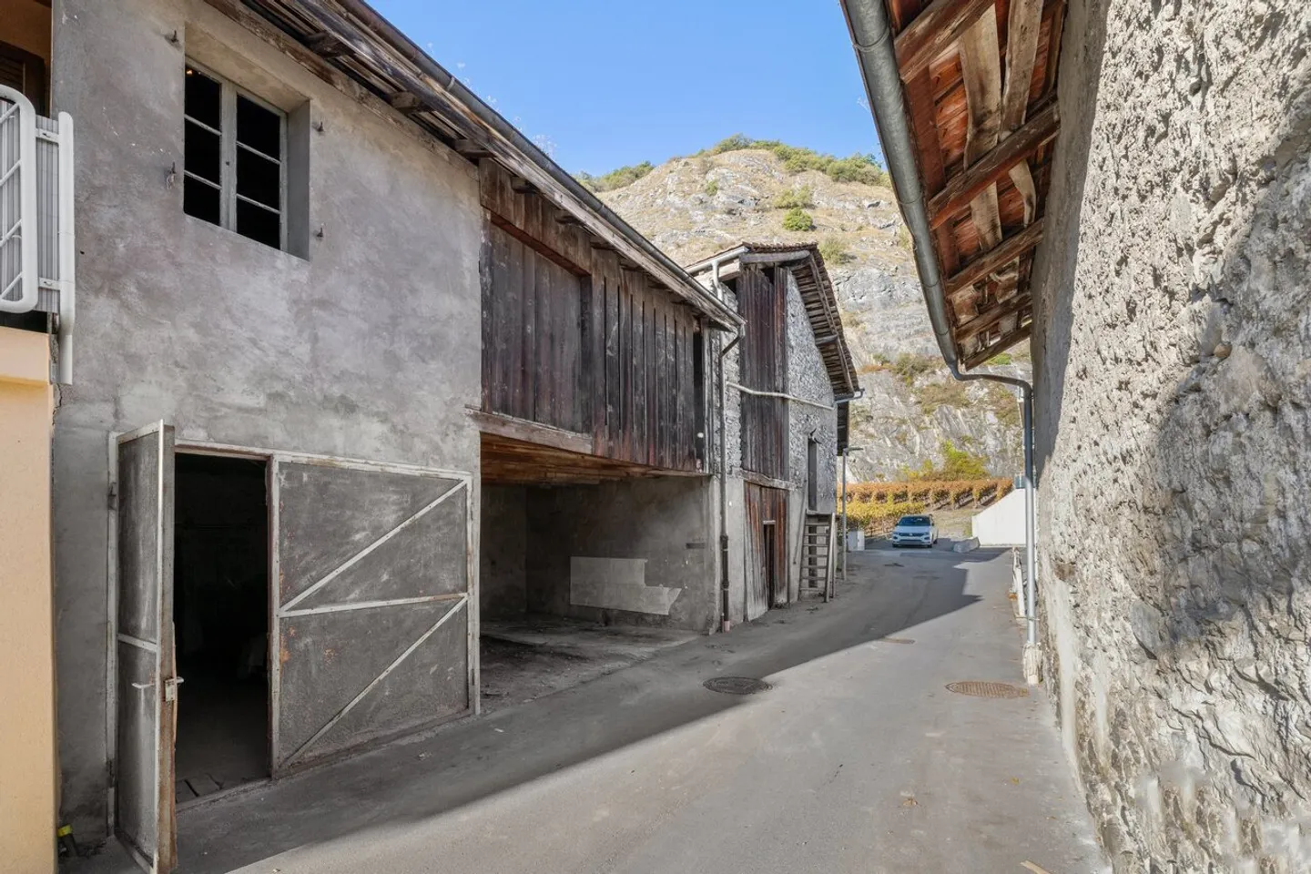 Opportunity with great potential in the center of Ardon - Photo 7 of 7