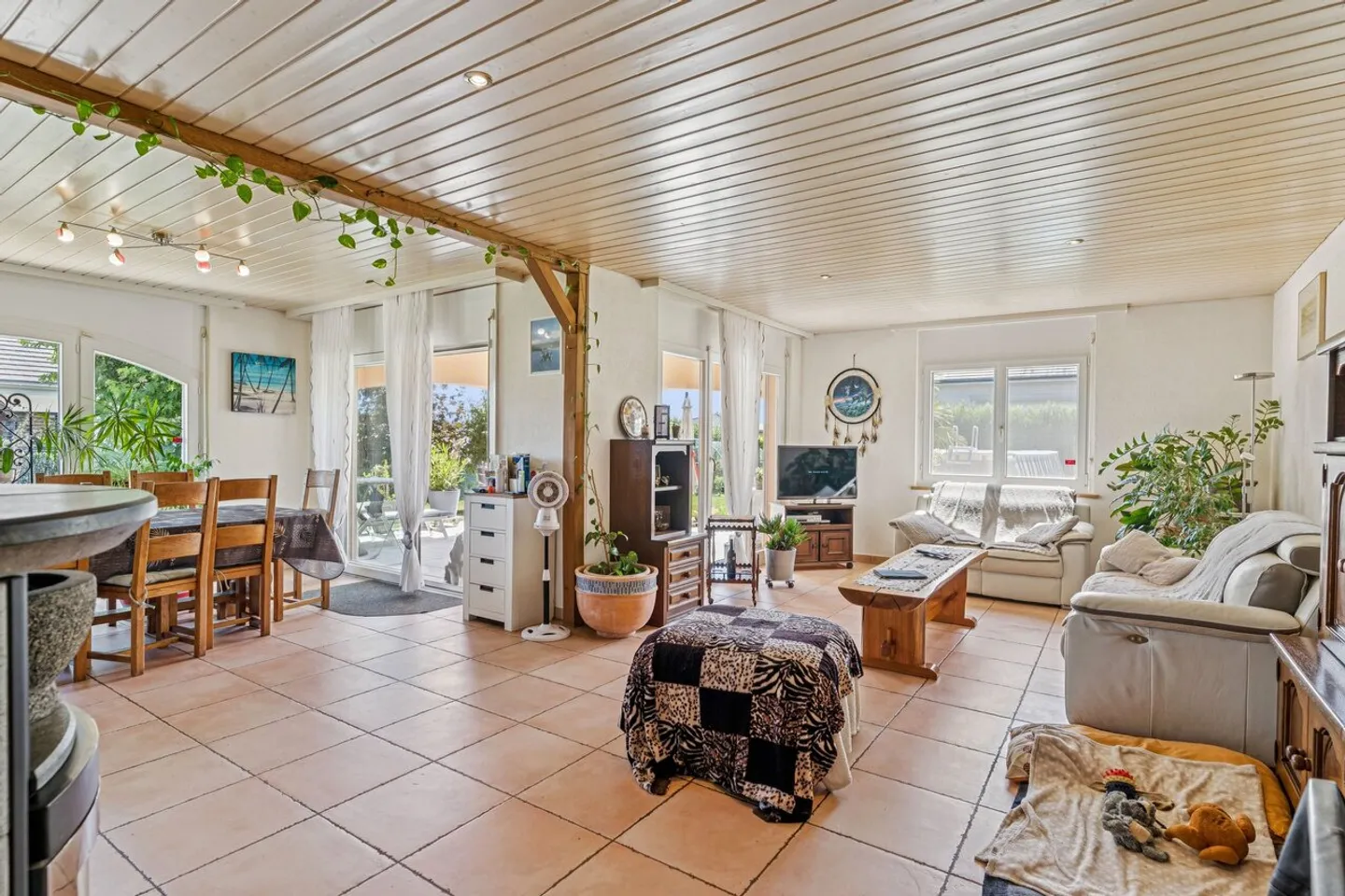 Detached villa with garage and large plot - Photo 9 of 12