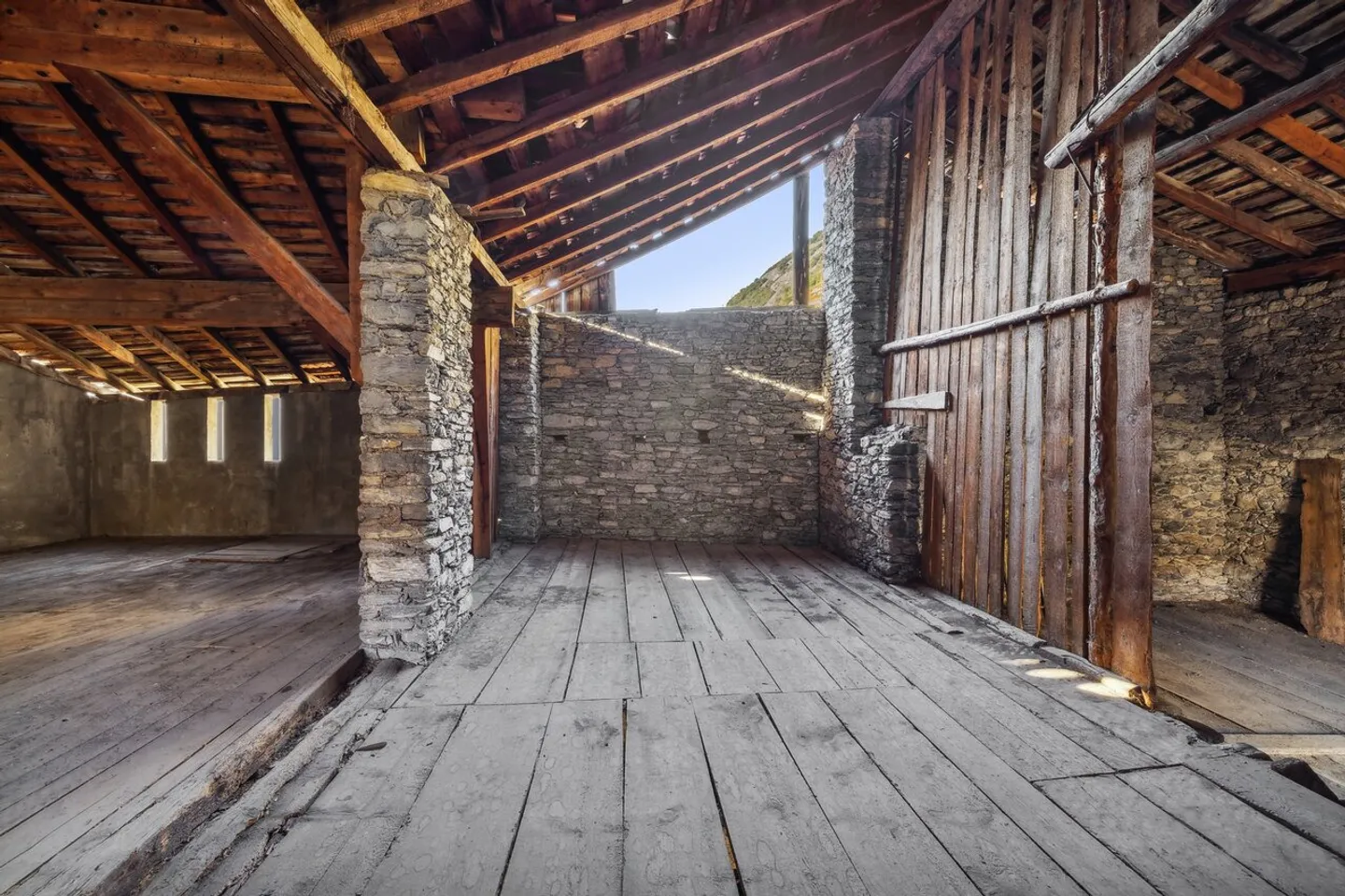 Opportunity with great potential in the center of Ardon - Photo 1 of 7