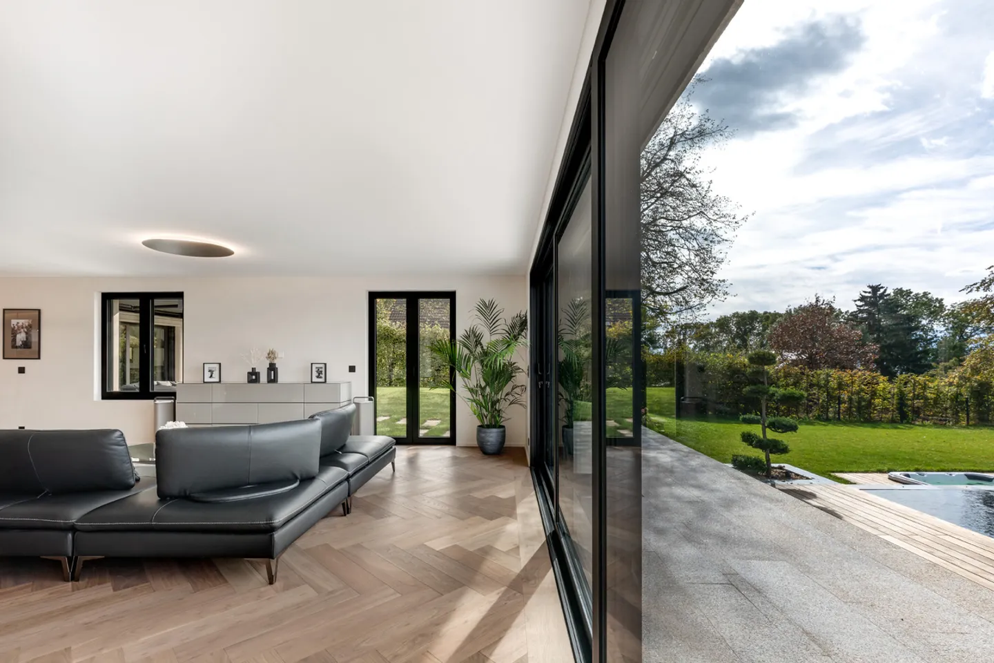 New contemporary villa! - Photo 2 of 10