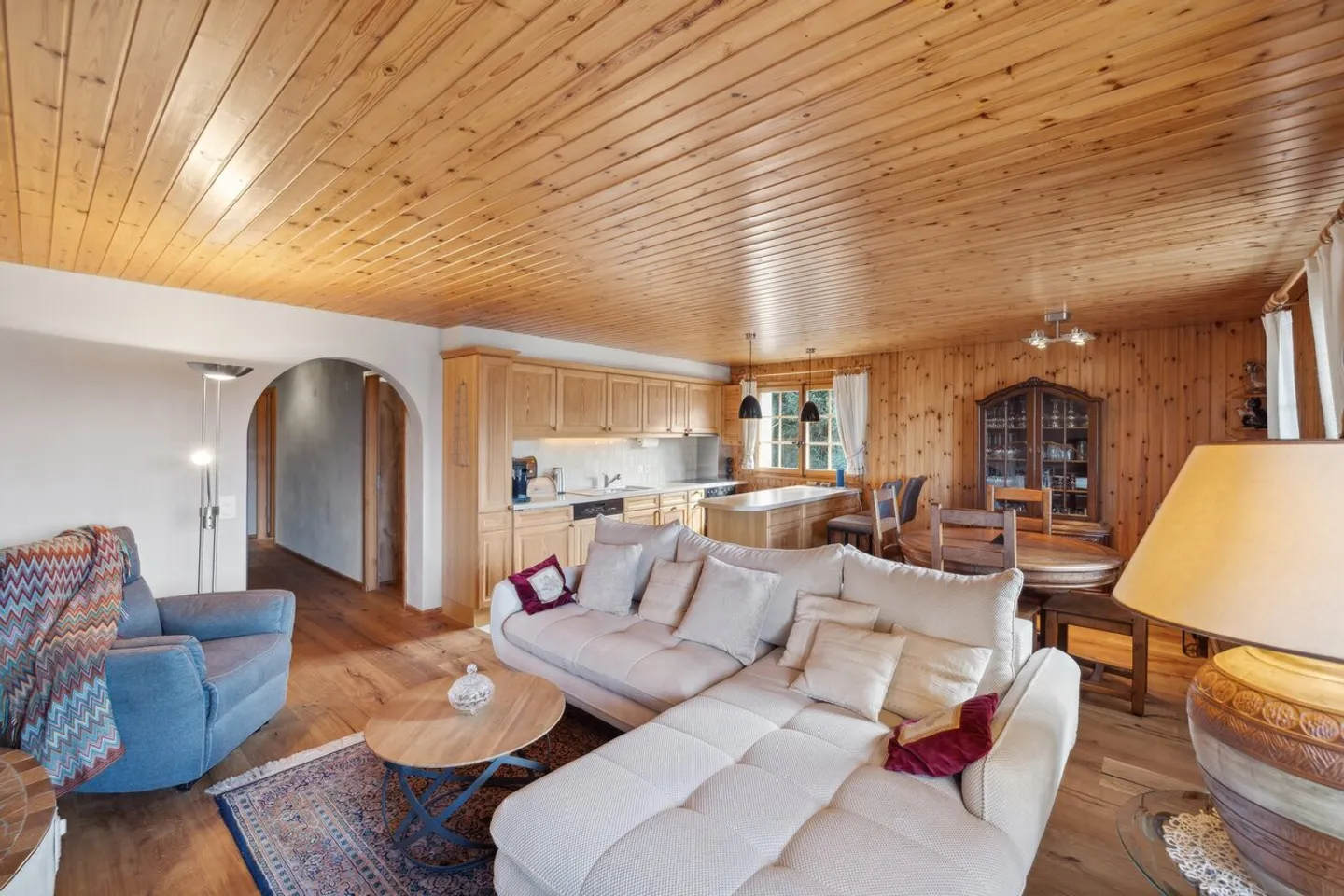 Villars Zentrum, charmante 3.5p renoviert, Box, Balkone, schöne Aussicht! - Foto 7 von 13