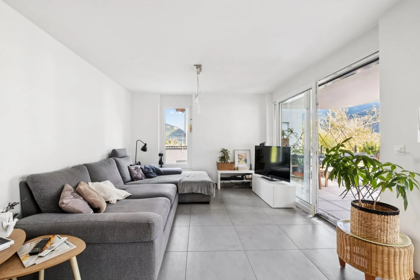 A bright living space with south-facing terrace - Photo 3 of 4