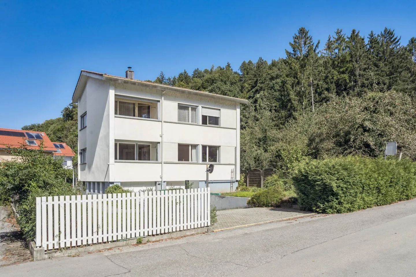 Opportunità rara: casa con due appartamenti nel cuore del villaggio - Foto 3 di 9