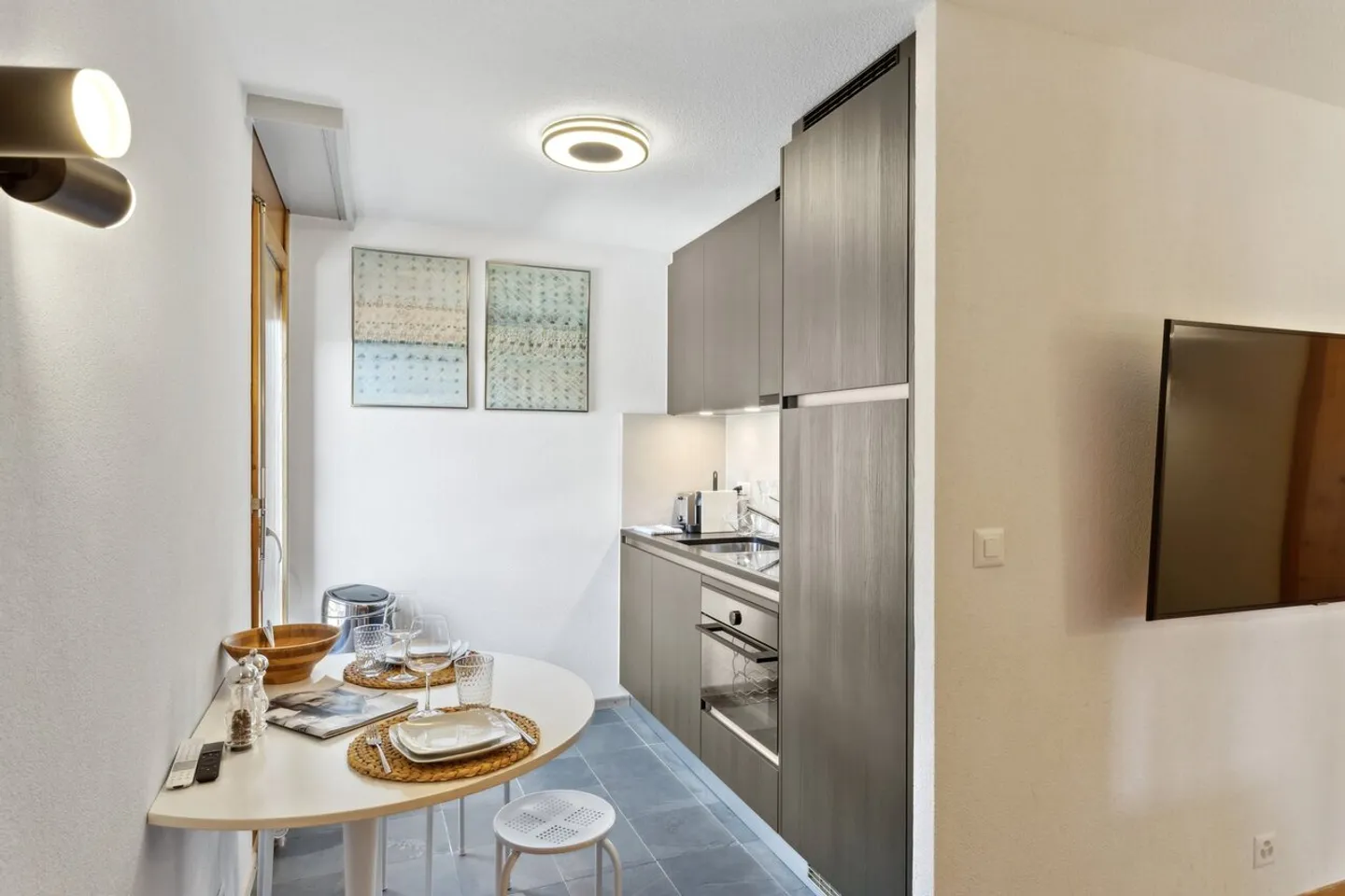 In the center of Villars, 3p with a large balcony, recently renovated - Photo 3 of 13
