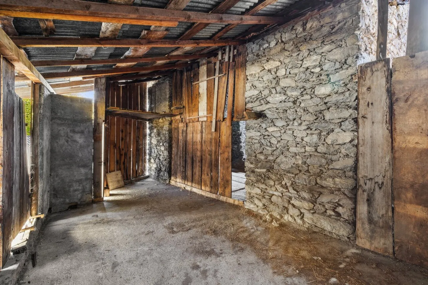 Opportunity with great potential in the center of Ardon - Photo 4 of 7