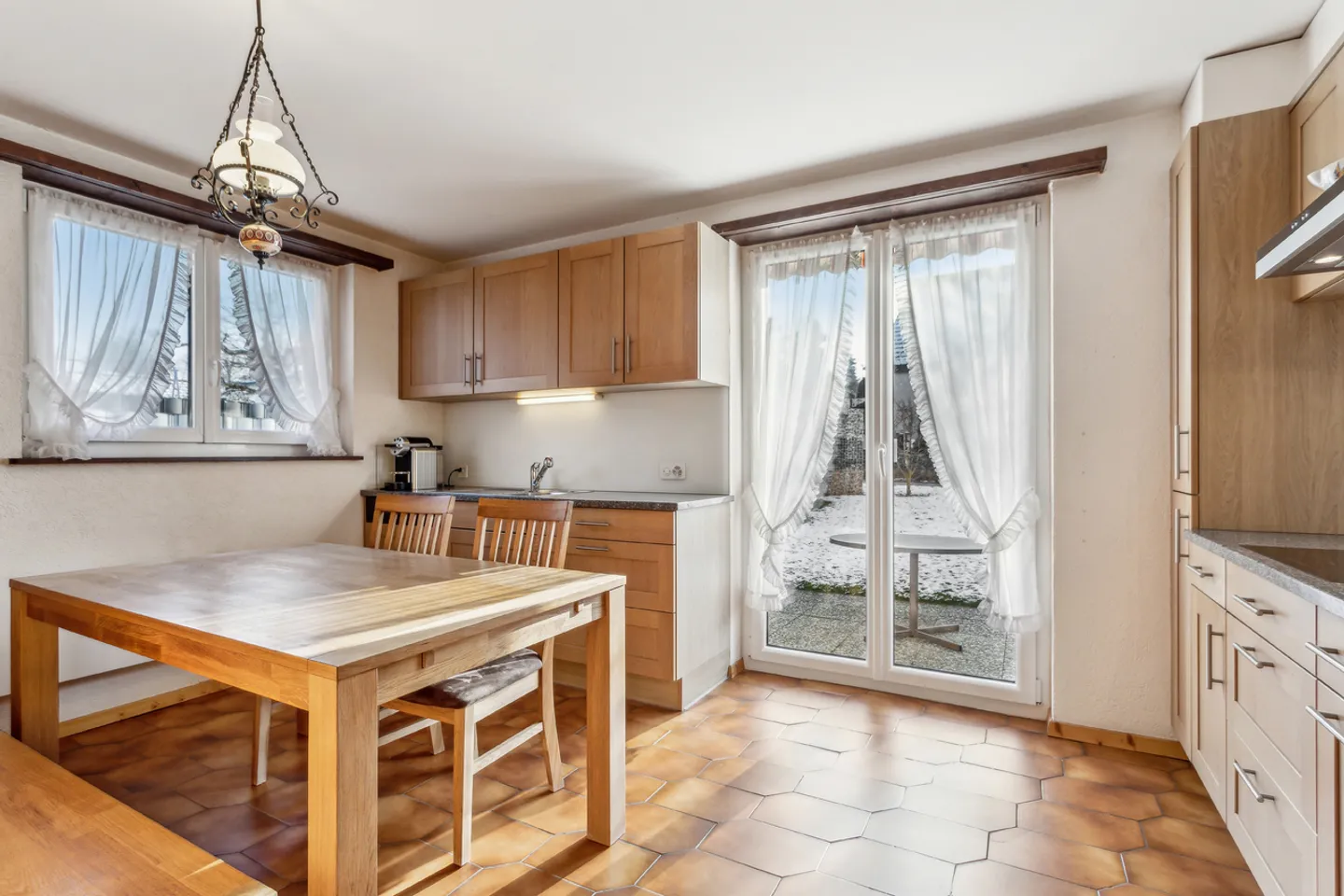 Casa familiare spaziosa in un contesto tranquillo e verdeggiante - Foto 5 di 10