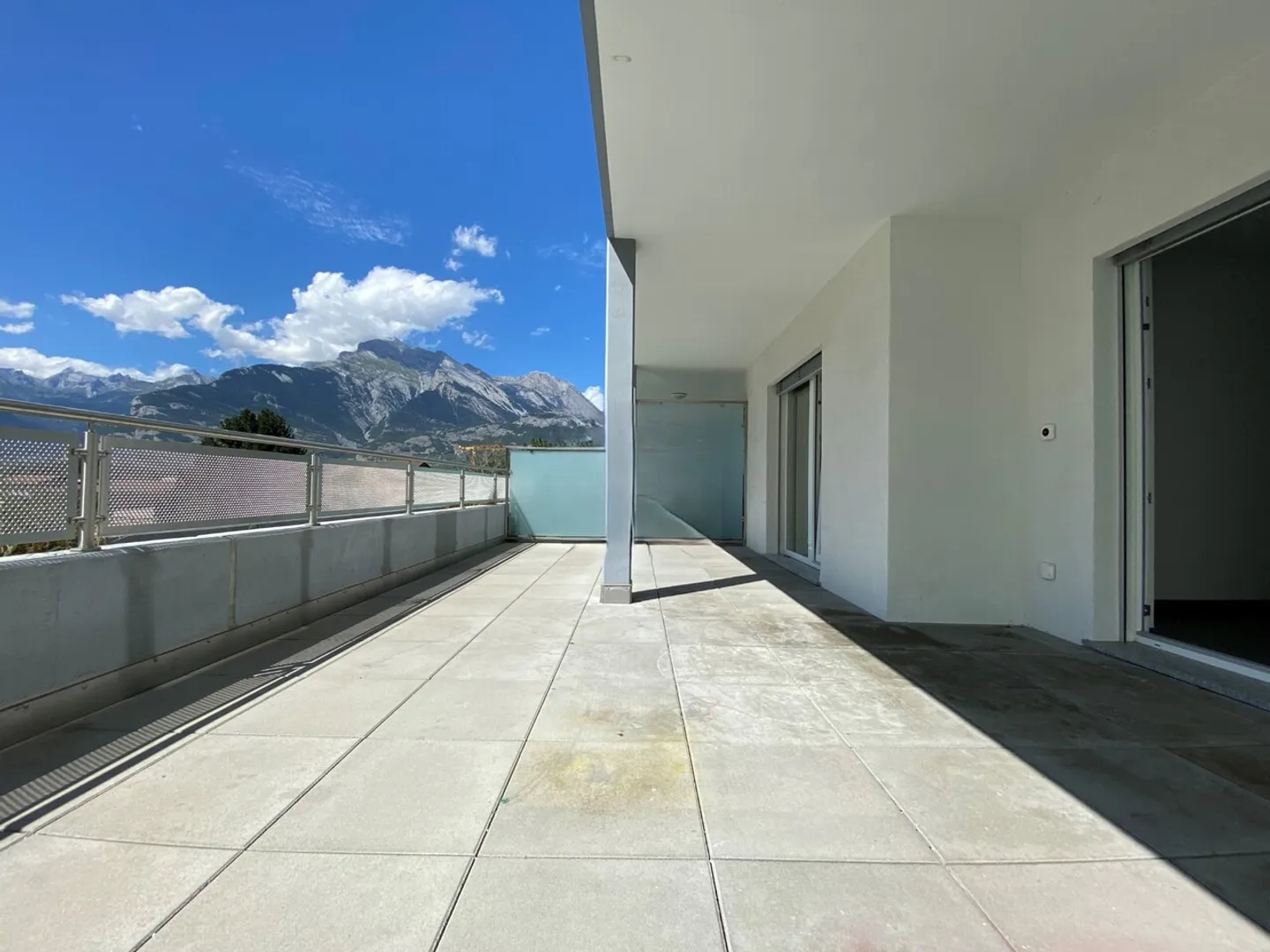 Beautiful 2.5-room apartment with a large 32 m2 terrace - Photo 2 of 5