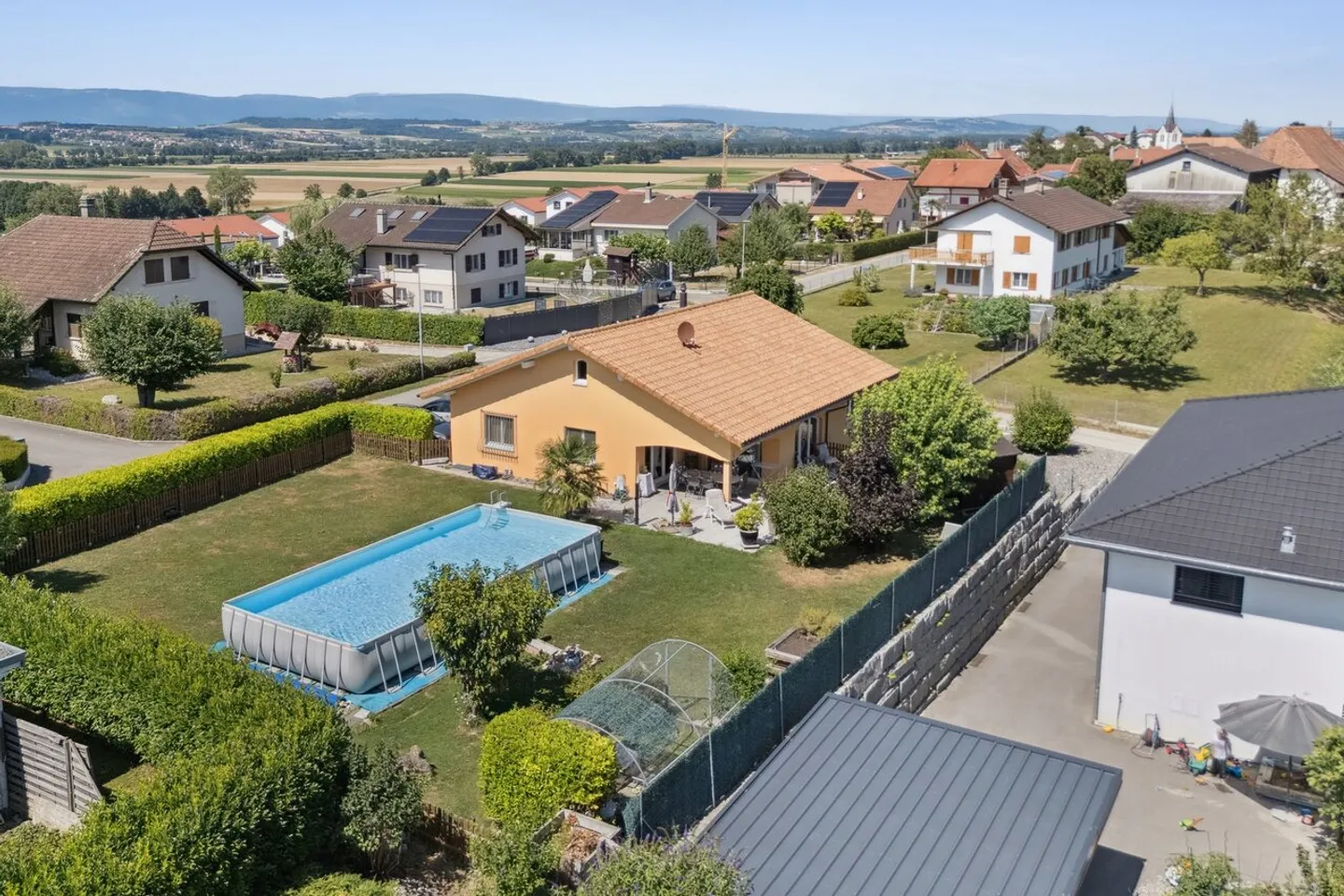 Detached villa with garage and large plot - Photo 3 of 12