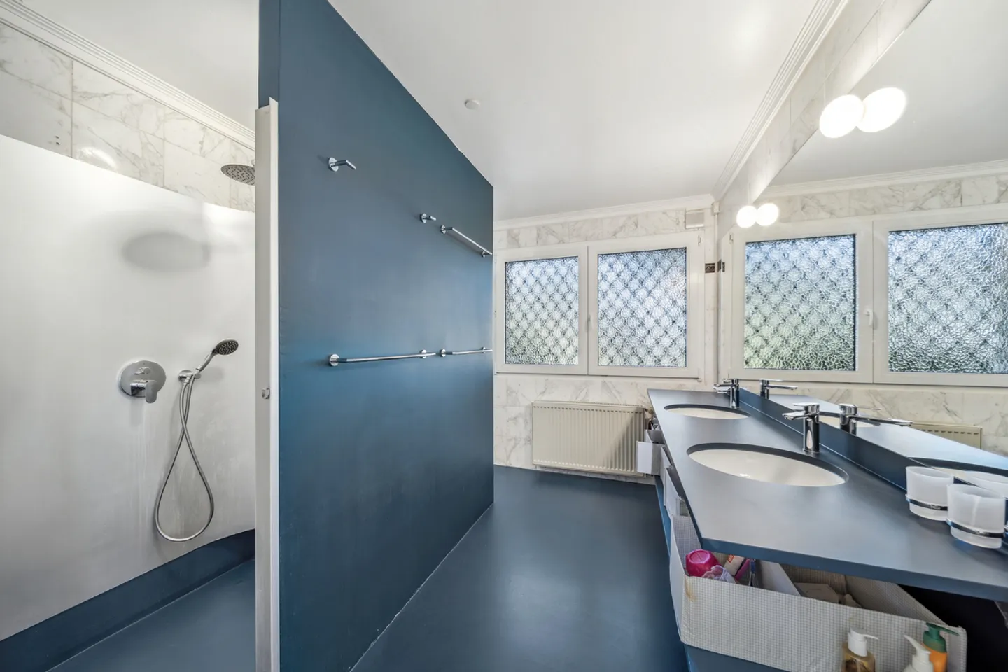 Large family property in a residential area - Photo 12 of 13