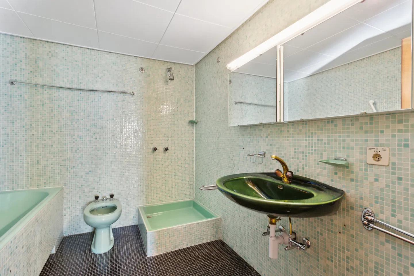 Building with 3 large apartments offering multiple possibilities! - Photo 8 of 13