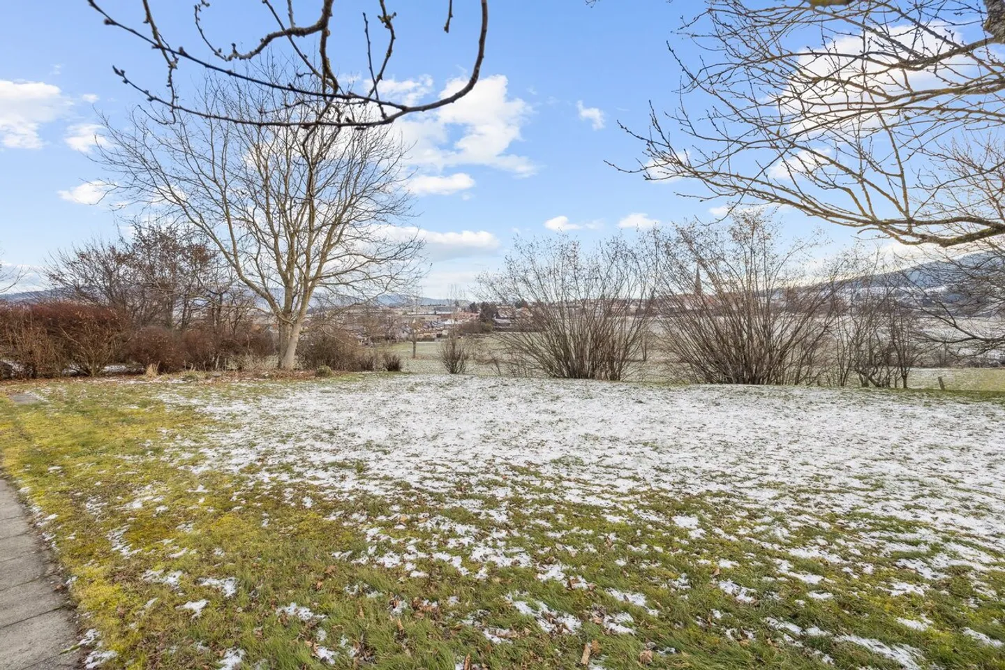 Beautiful plot located in a family neighborhood - Photo 4 of 4