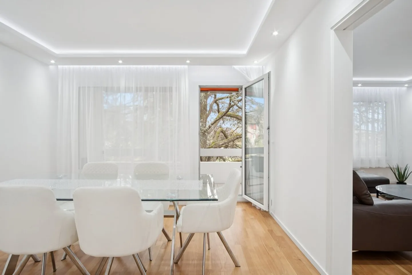 Fully Renovated 4.5 Room Apartment - Photo 5 of 13