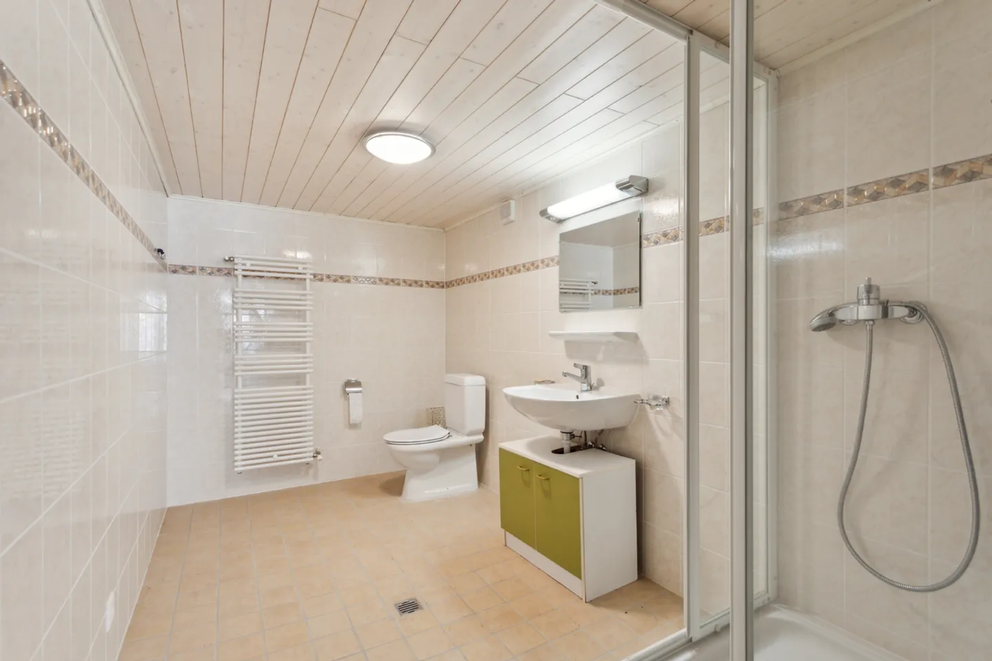 Building with 3 large apartments offering multiple possibilities! - Photo 5 of 13