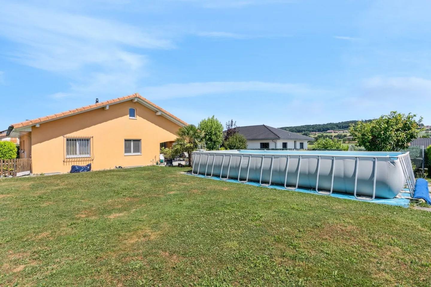 Detached villa with garage and large plot - Photo 1 of 12