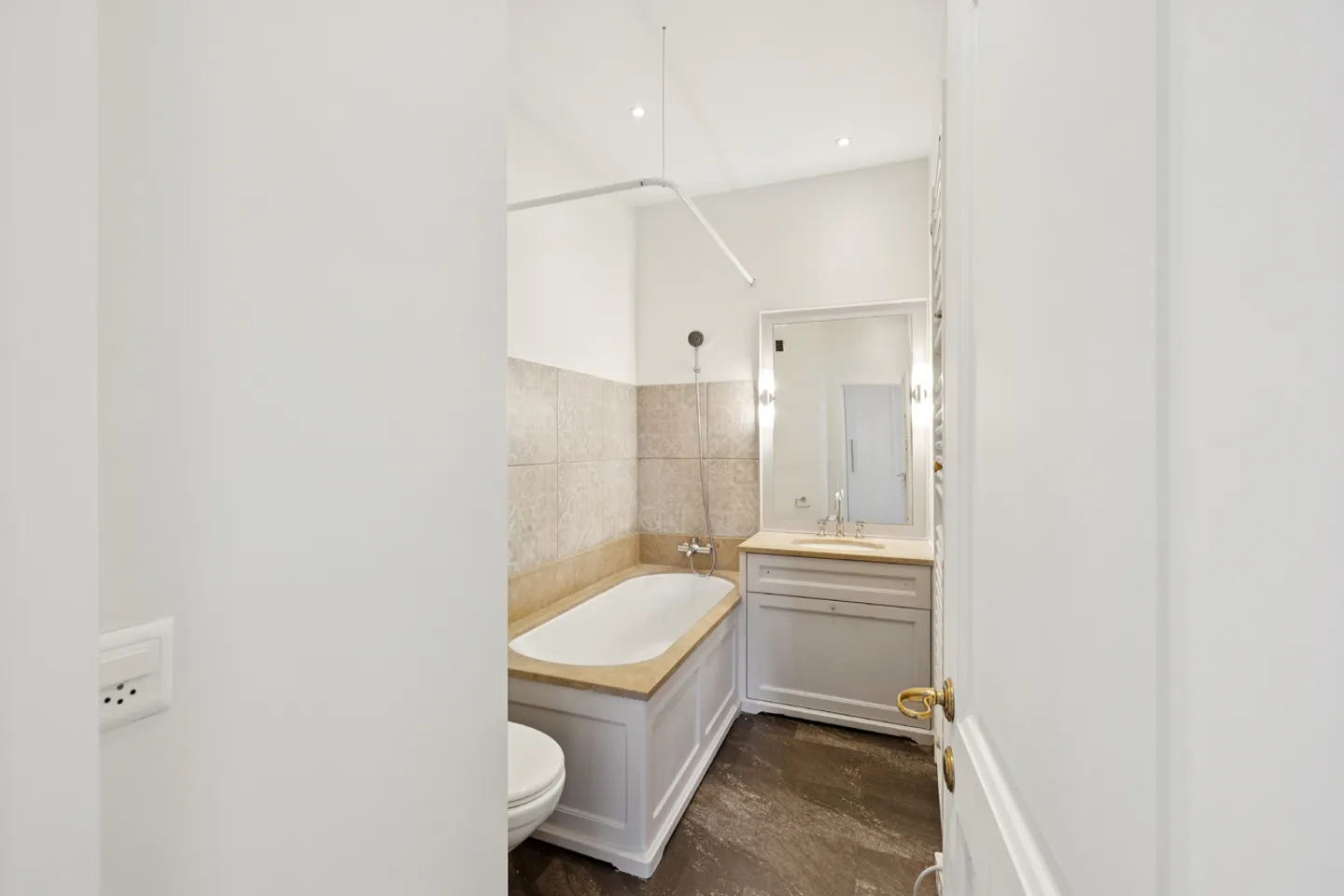 5.5 rooms in a charming small condominium 15 minutes from Lausanne - Photo 13 of 13
