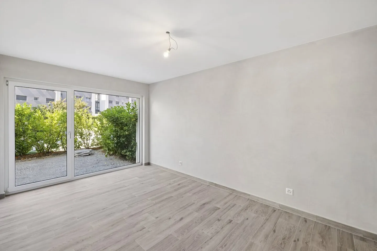 New 2.5-room apartment with large garden and terraces - Photo 8 of 8