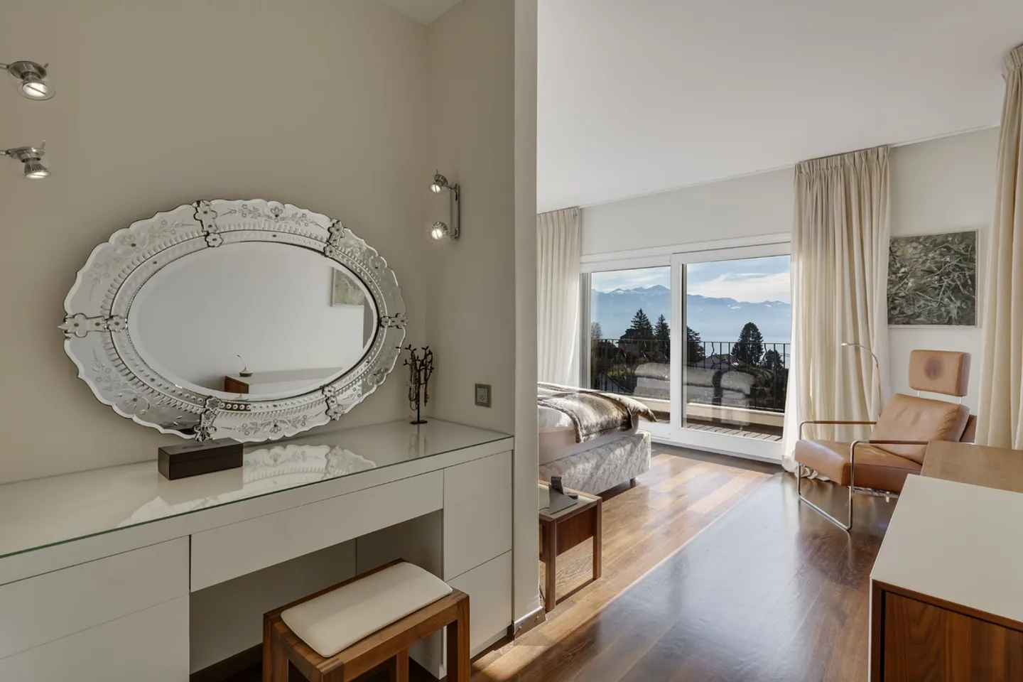 Spacious modern property in a dominant location - Photo 10 of 13