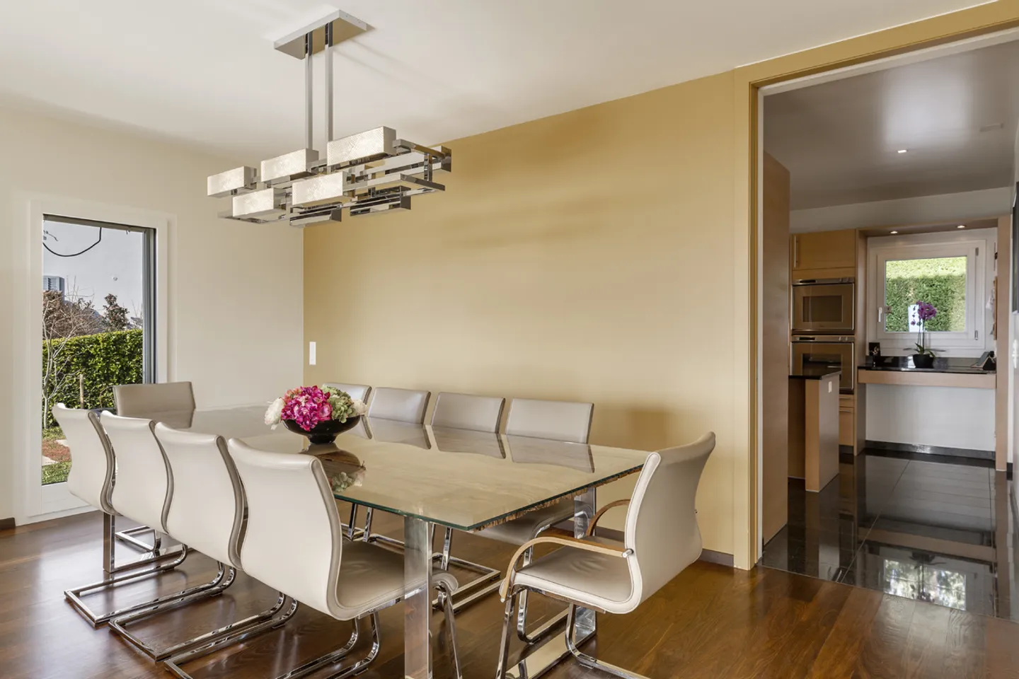 Spacious modern property in a dominant location - Photo 5 of 13