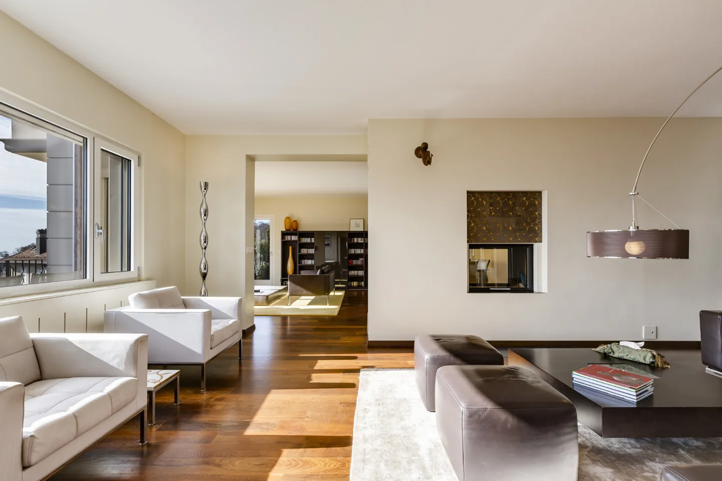 Spacious modern property in a dominant location - Photo 8 of 13