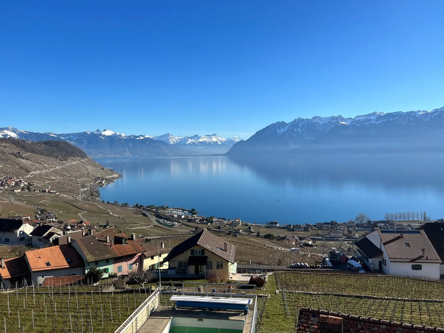 Superba proprietà con vista panoramica sul lago e sulle montagne - Foto 1 di 7