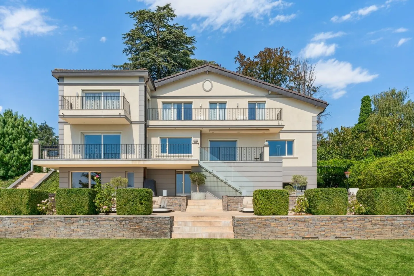 Spacious modern property in a dominant location - Photo 3 of 13