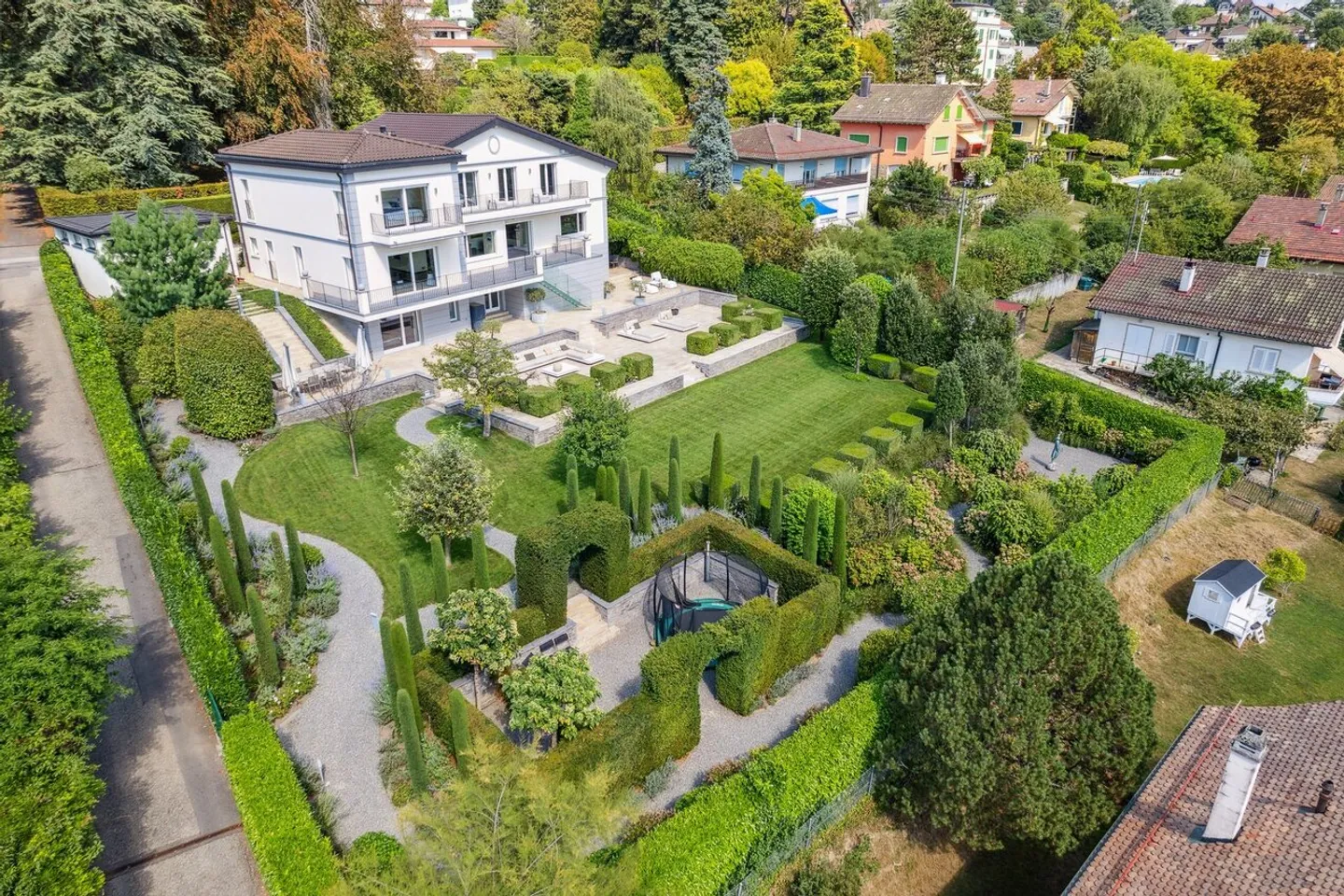 Spacious modern property in a dominant location - Photo 1 of 13