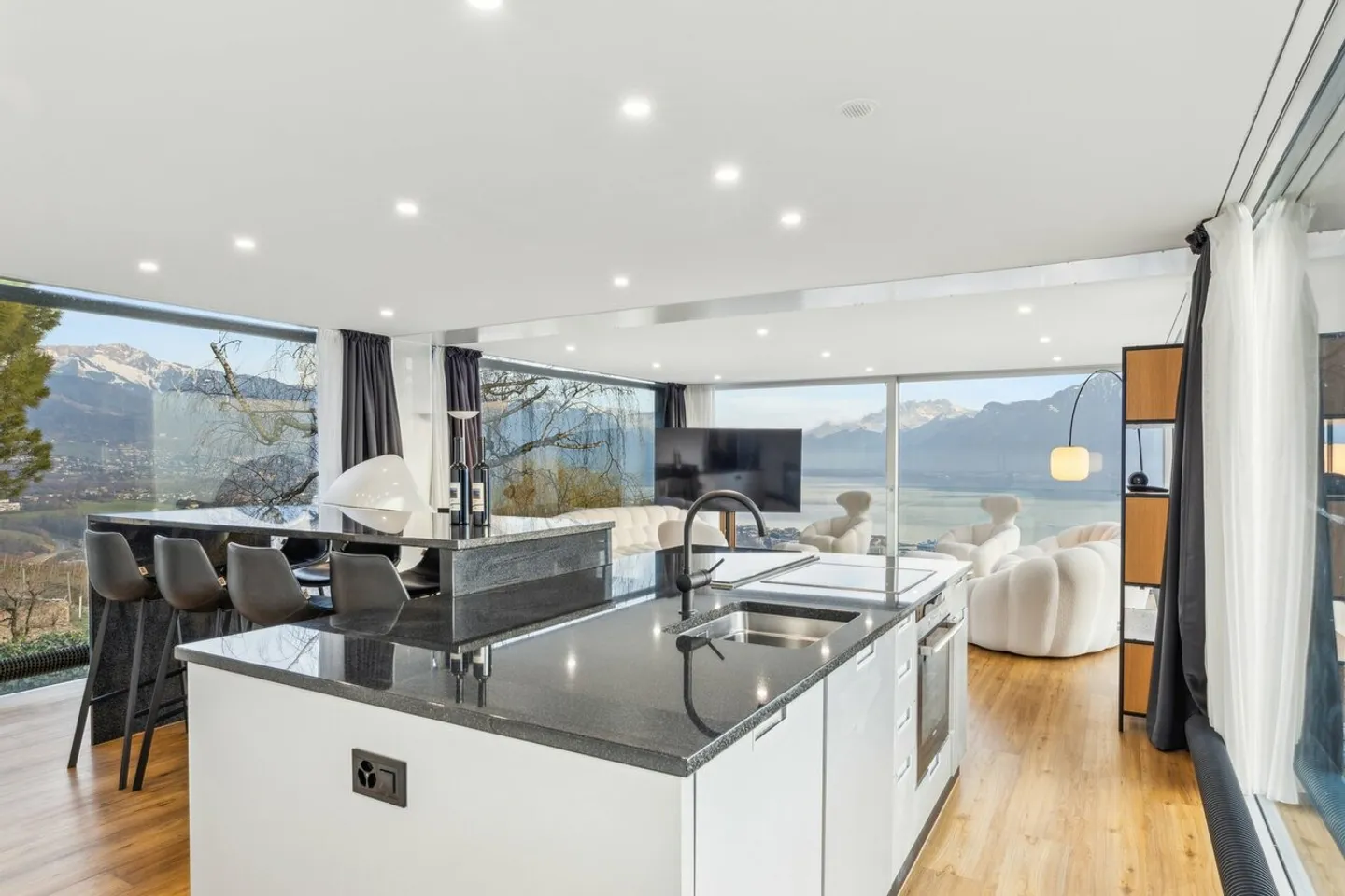 Chef-d'OEuvre au coeur de la Riviera ! Vue à 360°, à 10 minutes de Vevey - Photo 4 sur 13