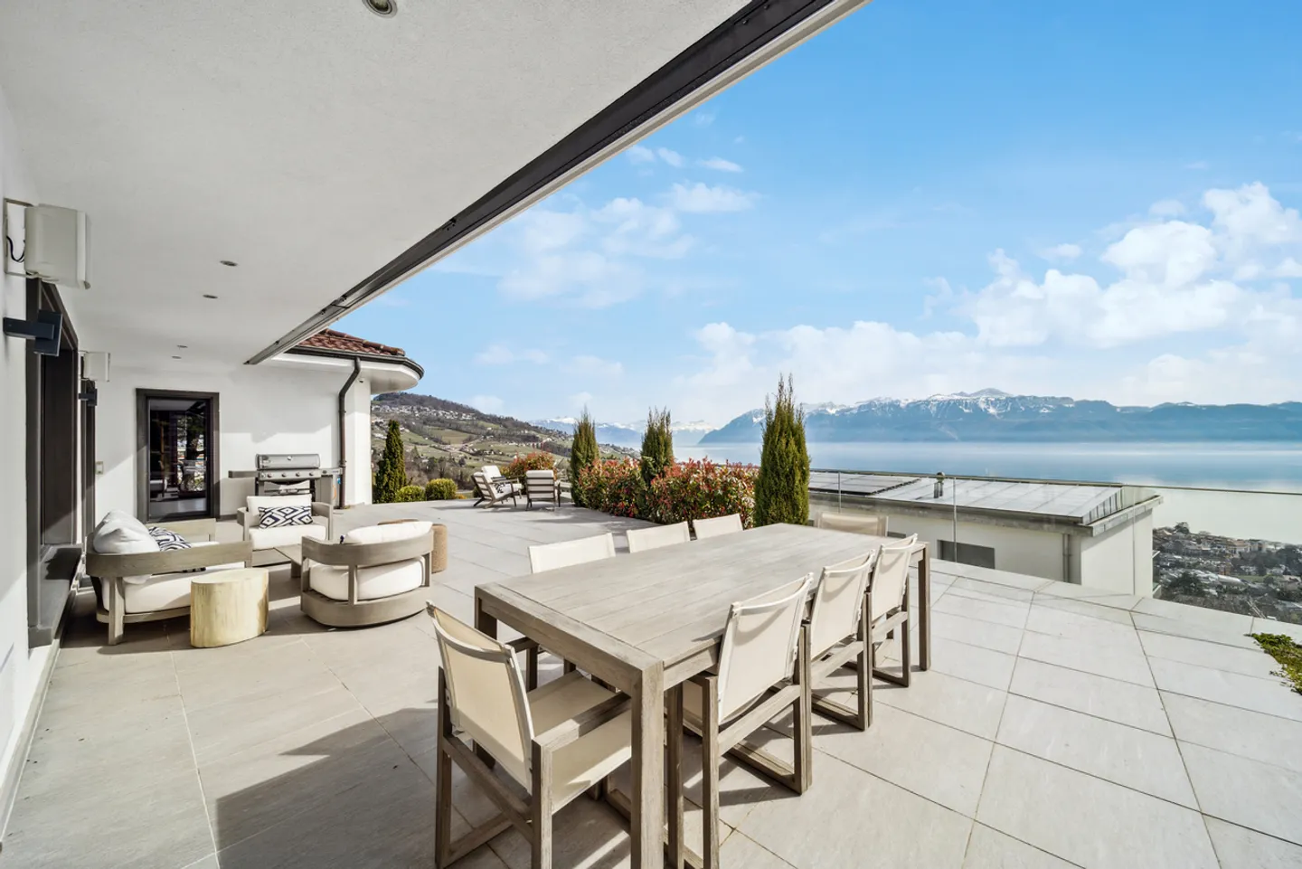 Casa padronale contemporanea con vista panoramica eccezionale - Foto 2 di 13