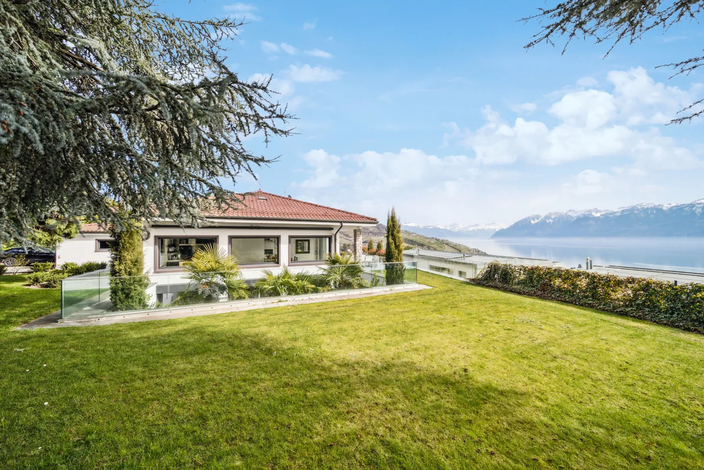 Casa padronale contemporanea con vista panoramica eccezionale - Foto 1 di 13