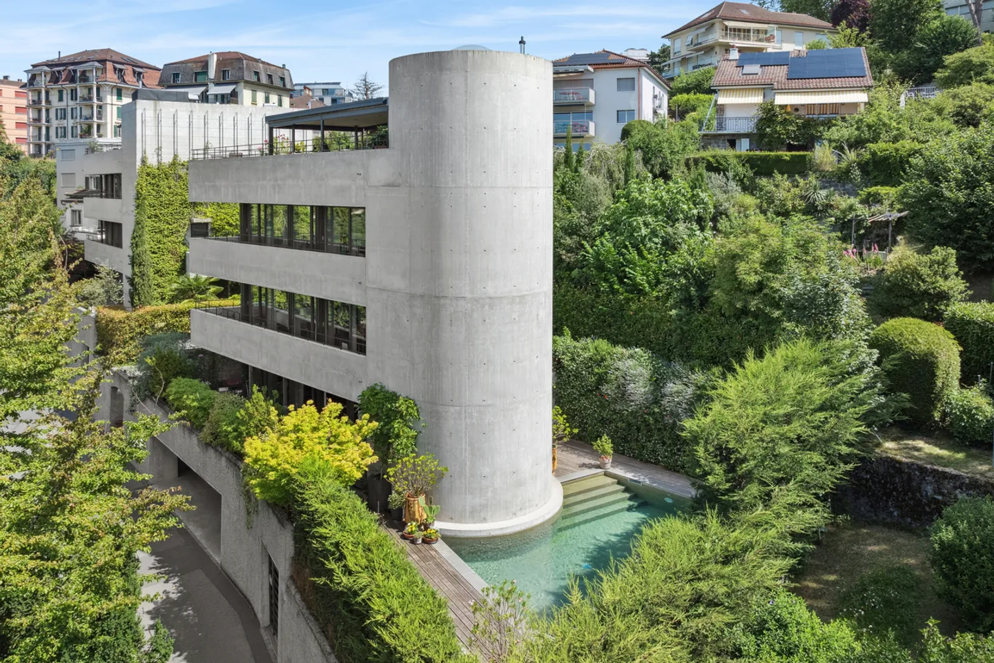 Architektenvilla mit Aussicht und Pool - Foto 1 von 13