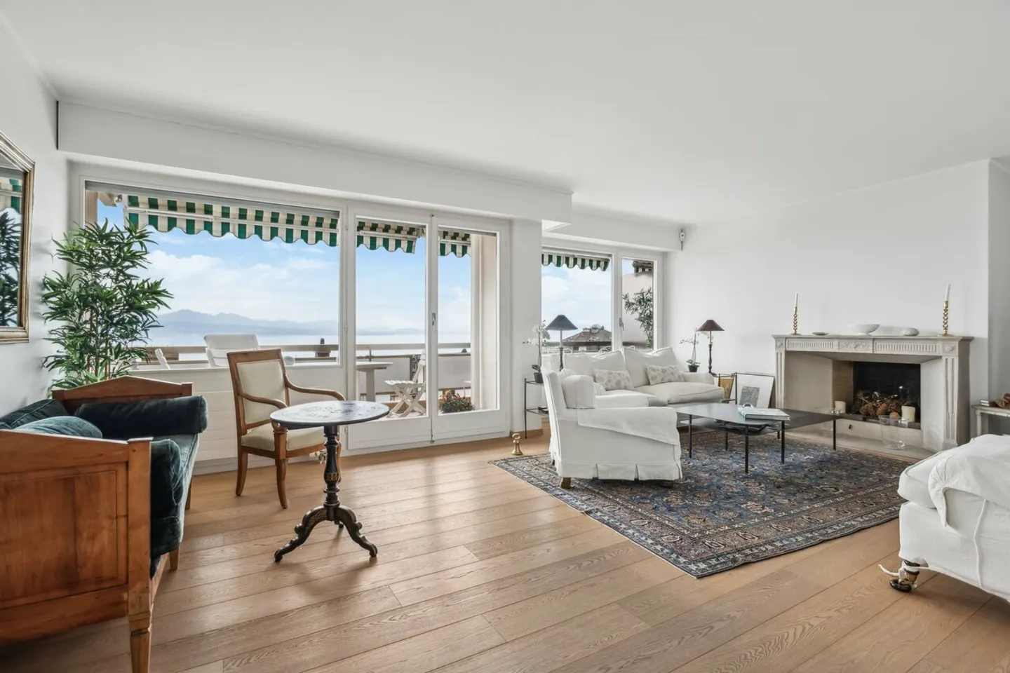 Rare for sale - Florimont - Magnificent apartment with lake view - Photo 1 of 11