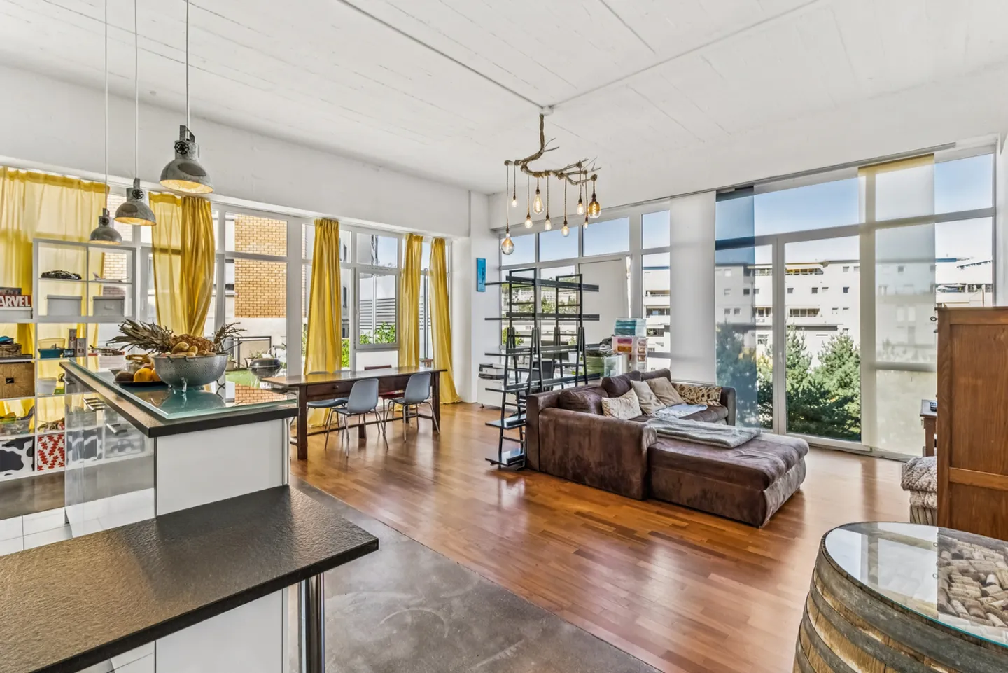 In the heart of Lausanne - Large 102 m2 loft with large terrace - Photo 2 of 10