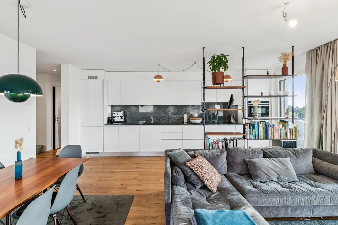 Stunning modern 3.5-room apartment in the heart of the village - Photo 2 of 10